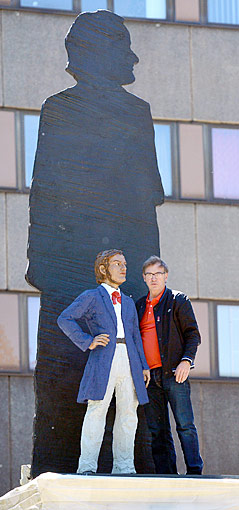 © EPA/Hendrik Schmidt Künstler Stephan Balkenhol steht neben Skulptur von Richard Wagner