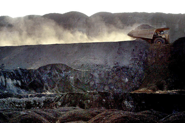 © Corbis/Dallas Morning News/Lara Solt Radlader in einer Sandteermine in Kanada