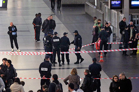 © APA/AP/Remy de la Mauviniere Polizisten bei einer Absperrung