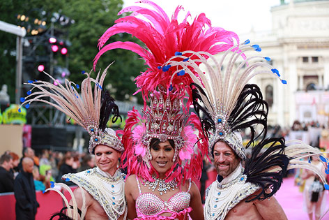 © ORF.at/Roland Winkler Verkleidete Life-Ball-Teilnehmer