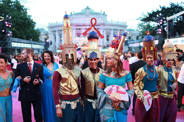 Life-Ball-Teilnehmer auf dem Magenta Carpet