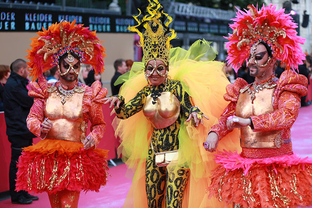 Life-Ball-Teilnehmer auf dem Magenta Carpet