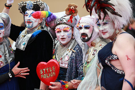 © ORF.at/Roland Winkler Verkleidete Life-Ball-Teilnehmer