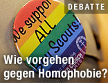 Ein Pin mit der Aufschrift "We support all boy scouts"