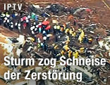 Luftaufnahme von Einsatzkräften bei zerstörten Häusern