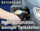 Mann beim Tanken