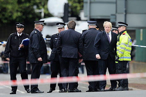 © APA/EPA/Facundo Arrizabalga Boris Johnson, Bürgermeister von London, am Tatort mit Polizisten