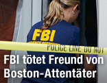 FBI-Agentin betritt ein Haus