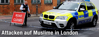 Polizist vor Straßenabsperrung in London