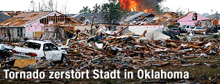 Zerstörte Häuser und Autos