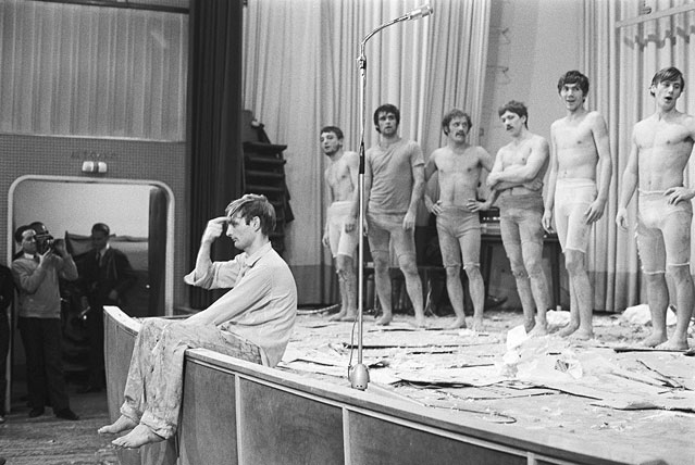 Aktion von Otto Muehl und Günter Brus beim "Direct Art Festival" im Porrhaus in Wien 1967