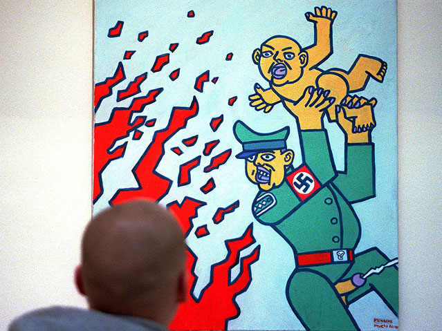 Mann betrachtet Bild von Otto Muehl
