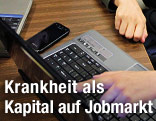 Hände und Laptop