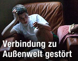 Junge sitzt auf Ledersessel