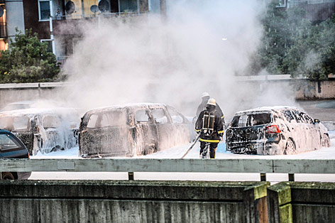 Ausgebrannte Autos werden gelöscht