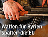 Ein Kämpfer der Freien Syrischen Armee hält eine Waffe