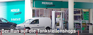 BP-Tankstelle samt Merkur Shop
