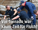 Rettungskräfte suchen unter den Trümmern nach Überlebenden