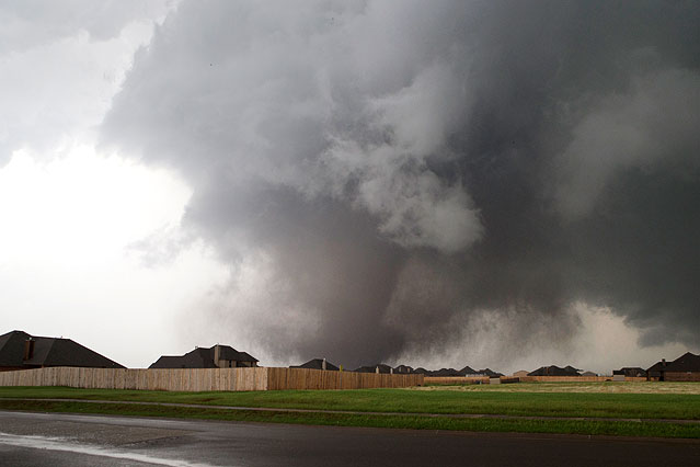 © Reuters/Richard Rowe Tornado über den Häusern