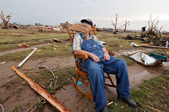 © AP/The Oklahoman, Chris Landsberger Mann sitzt auf einem Schaukelstuhl zwischen den Trümmern