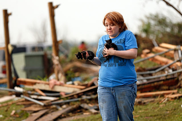 © AP/The Oklahoman, Nate Billings Frau mit zwei Kätzchen im Arm