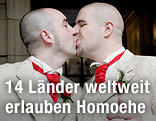 Zwei Männer küssen sich