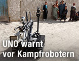 Roboter steht neben Menschen in Afghanistan