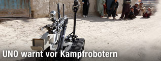 Roboter steht neben Menschen in Afghanistan