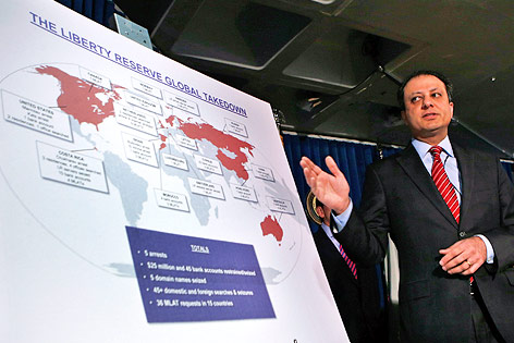 © Reuters/Mike Segar Staatsanwalt Preet Bharara zeigt auf eine Grafik