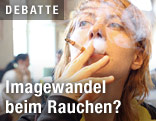 Junge Frau raucht in einem Kaffeehaus