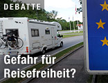 Automobil fährt über die Grenze