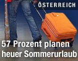 Passagier zieht einen Koffer hinter sich her
