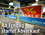 Regale in einer Filiale des insolventen Elektrohändlers Niedermeyer