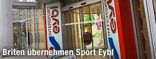 Eingangsbereich zu einem Intersport-Eybl-Geschäft