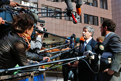 © APA/Dragan Tatic Zahlreiche Reporter mit Mikrofonen vor Außenminister Michael Spindelegger (ÖVP)