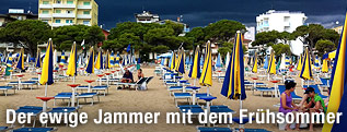 Dunkle Wolken über einem Strand in Lignano