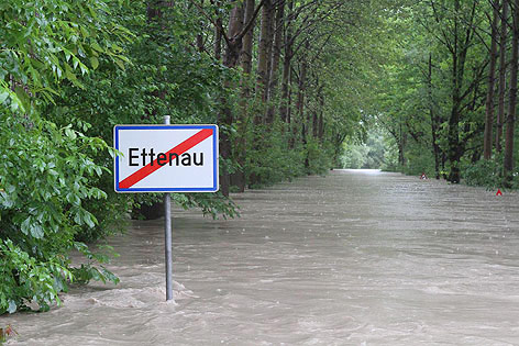 © Daniel Scharinger Das Ortsschild von Ettenau ragt aus dem Wasser