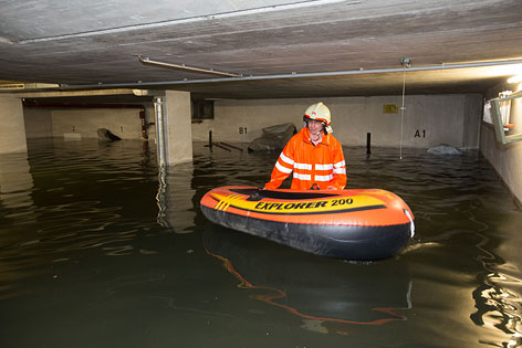 © APA/Franz Neumayr Überflutete Tiefgarage in der Stadt Salzburg