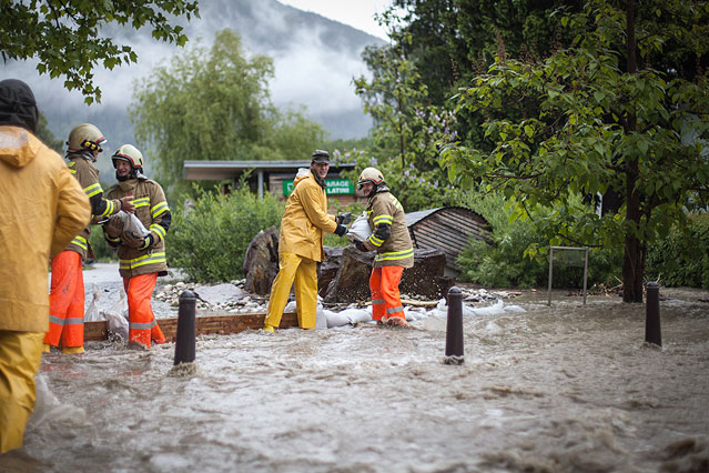 © APA/Jürgen Feichter Einsatzkräfte in Schuettdorf im Bezirk Zell am See