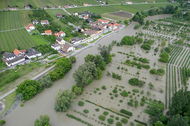 © APA/NÖLFK/Resperger Luftaufnahme der über die Ufer getretenen Donau in Niederösterreich