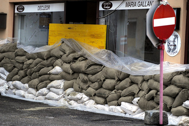 © APA/Herbert Oczeret Mit Sandsäcken verbarrikadiertes Geschäft in Melk