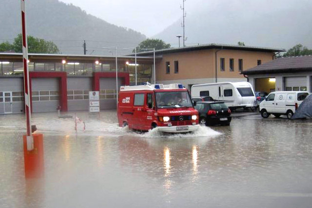 © APA/EXPA/Markus Casna Ein Feuerwehrauto fährt durch Wasser