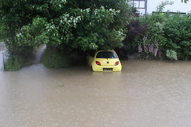 © APA/Daniel Scharinger Auto unter Wasser