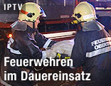Feuerwehrm&auml;nner mit Sands&auml;cken