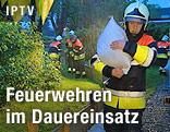 Feuerwehrmann mit Sandsack