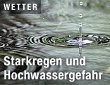 Regentropfen in einer Lacke
