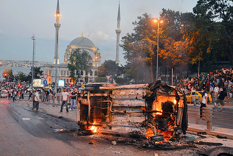 © AP Brennendes Autowrack