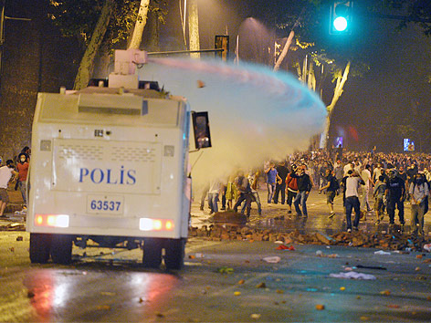 © AP Die Polizei setzt einen Wasserwerfer gegen Demonstranten ein