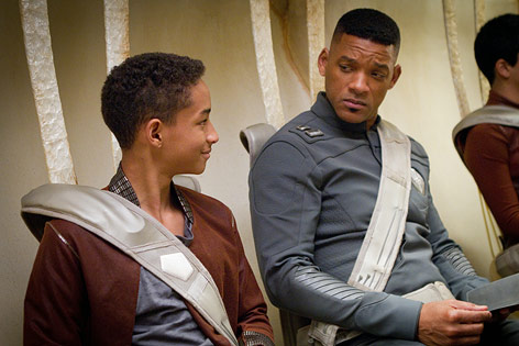 © 2013 Sony Pictures Releasing GmbH Jaden Smith und Will Smith in "After Earth"