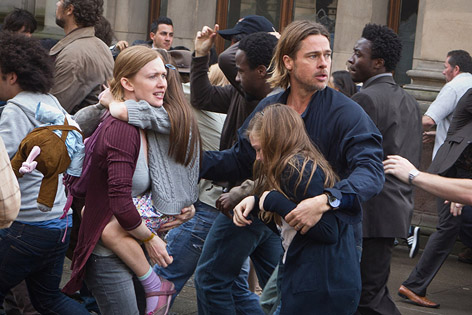 © Paramount Pictures 2013 Mireille Enos als "Karin", Sterling Jerins als "Connie" und Brad Pitt als "Gerald Lane" in World War Z